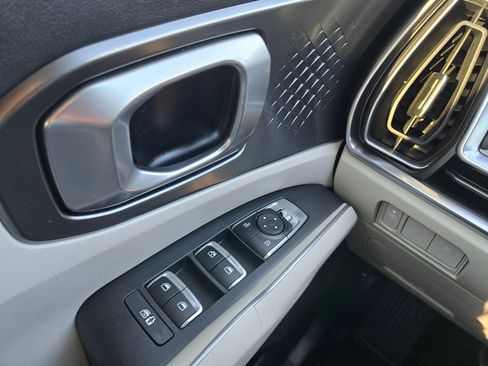 Certified 2025 Kia Sorento EX w/ EX Panoramic Sunroof Package image 21