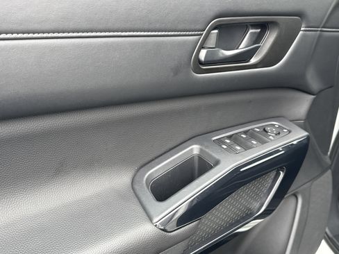 Used 2025 Nissan Pathfinder SV image 14