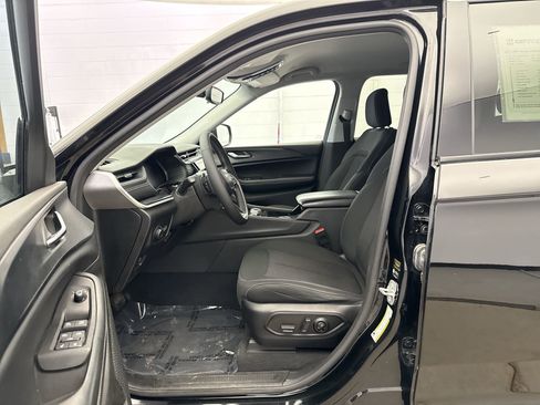 Used 2023 Jeep Grand Cherokee Laredo w/ Luxury Tech Group I AWD/4WD image 10