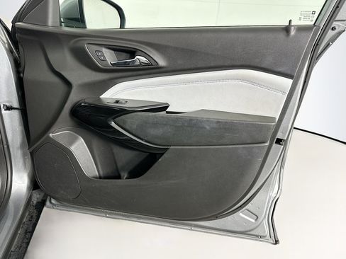 Used 2025 Chevrolet Trax LT FWD image 30