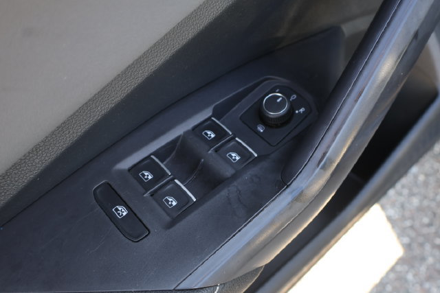 Used 2025 Volkswagen Jetta SE FWD image 12
