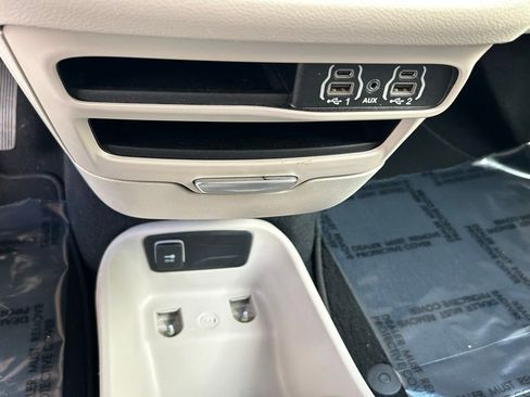 Used 2024 Chrysler Pacifica Touring-L image 22
