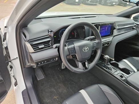 Used 2025 Toyota Camry SE image 13