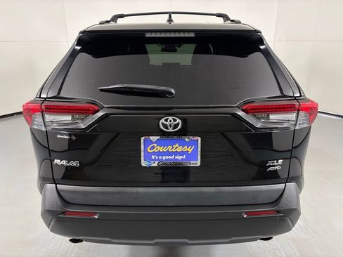 Used 2022 Toyota RAV4 XLE Premium image 7