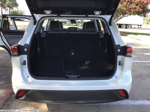 Used 2021 Toyota Highlander XLE FWD image 11