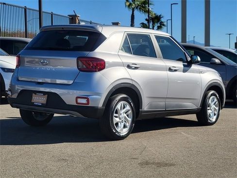 New 2026 Hyundai Venue SE image 2