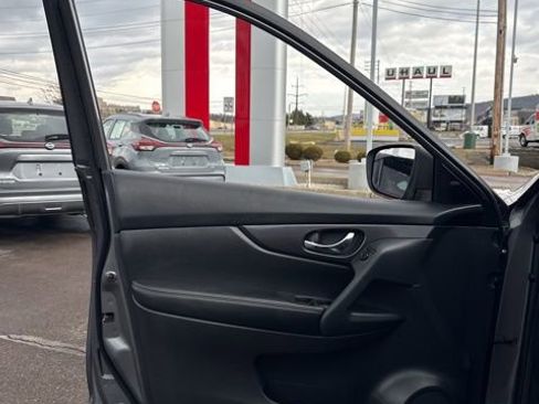 Used 2019 Nissan Rogue SV image 10