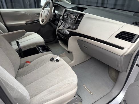 Used 2011 Toyota Sienna LE image 18