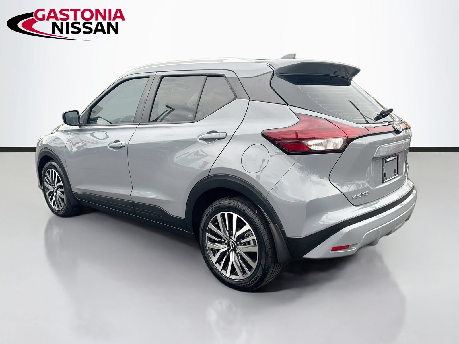 Used 2022 Nissan Kicks SV w/ Interior Electronics Package FWD image 6