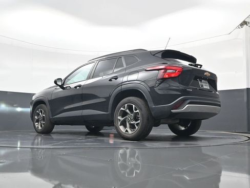 Used 2024 Chevrolet Trax LT w/ LT Convenience Package image 19