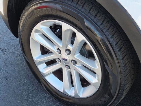Used 2017 Ford Explorer XLT w/ Equipment Group 202A FWD image 11