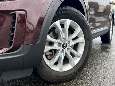 Used 2021 Kia Telluride LX image 2