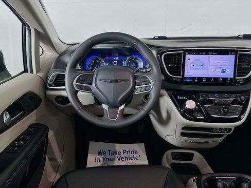 Used 2024 Chrysler Pacifica Touring-L FWD image 20
