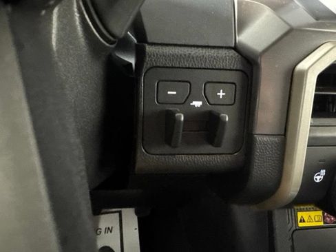 Used 2025 Toyota Tacoma SR5 AWD/4WD image 18
