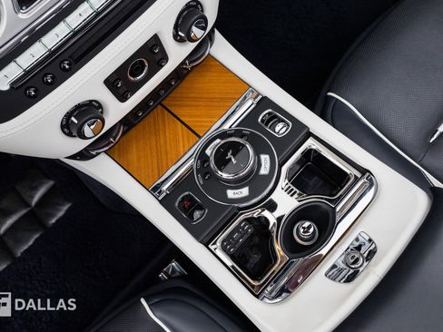 Used 2019 Rolls-Royce Dawn RWD image 27