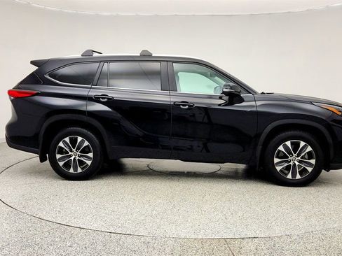 Used 2023 Toyota Highlander XLE image 4