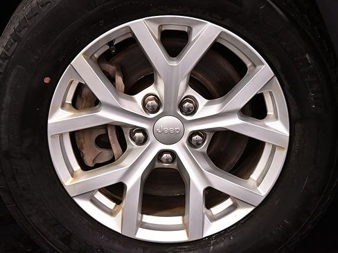 Used 2023 Jeep Grand Cherokee L Limited AWD/4WD image 9