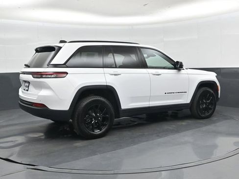 Used 2025 Jeep Grand Cherokee Altitude AWD/4WD image 3
