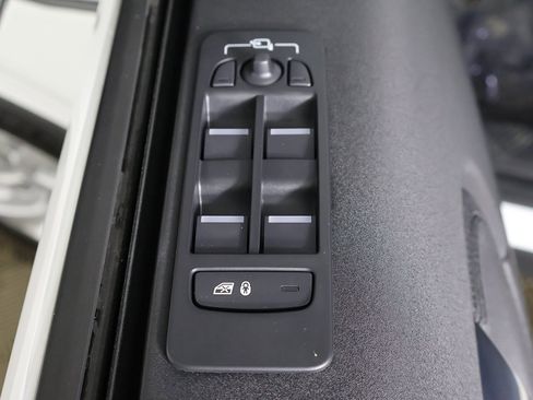 Used 2025 Land Rover Discovery Sport S image 31