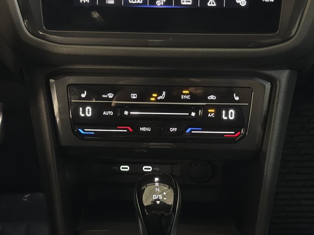 Certified 2024 Volkswagen Tiguan SE R-Line AWD/4WD image 33