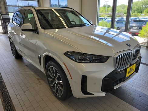 Used 2026 BMW X5 xDrive50e w/ M Sport Package AWD/4WD image 3