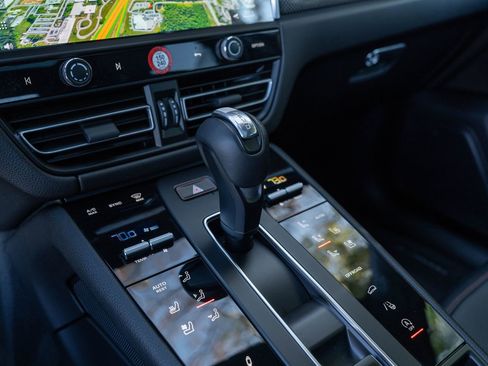 Certified 2025 Porsche Macan Turbo image 30