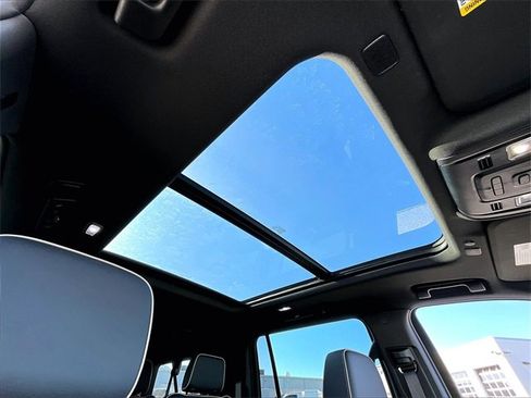 Used 2021 Chevrolet Suburban Premier w/ Premium Package image 22