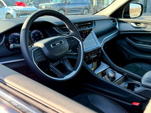 Used 2025 Jeep Grand Cherokee Altitude image 11