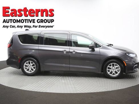 Used 2023 Chrysler Pacifica Touring-L FWD image 47