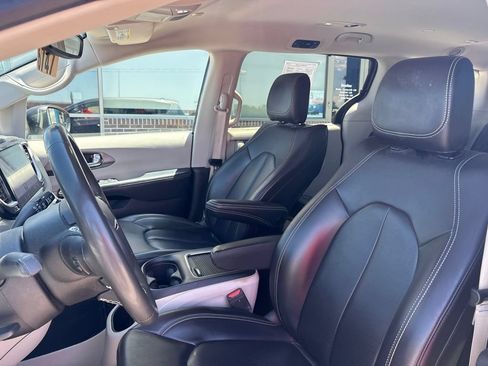 Used 2023 Chrysler Pacifica Touring-L AWD/4WD image 12