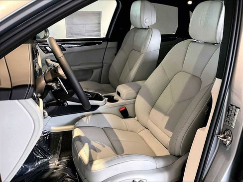 New 2026 Porsche Macan image 5