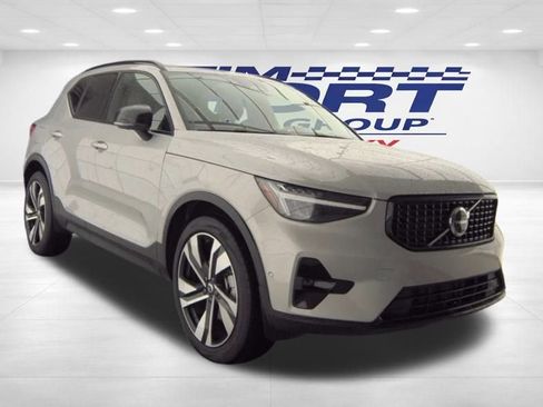 Used 2025 Volvo XC40 B5 Plus image 4