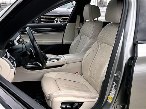 Used 2022 BMW 740i w/ M Sport Package image 7