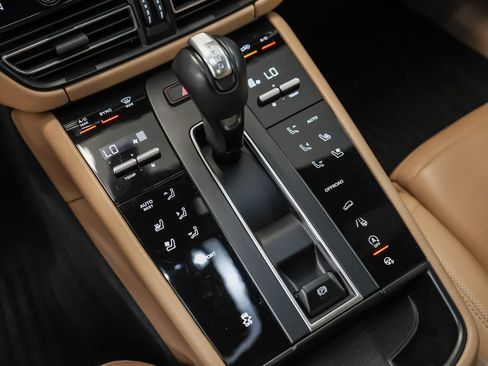 Certified 2024 Porsche Macan AWD/4WD image 24