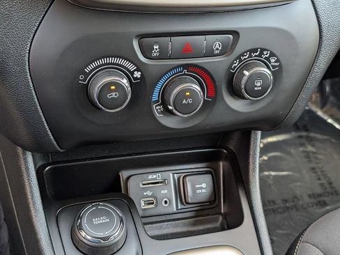 Used 2016 Jeep Cherokee Sport AWD/4WD image 35