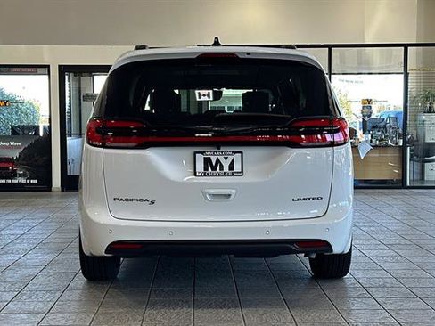 New 2026 Chrysler Pacifica Limited image 5
