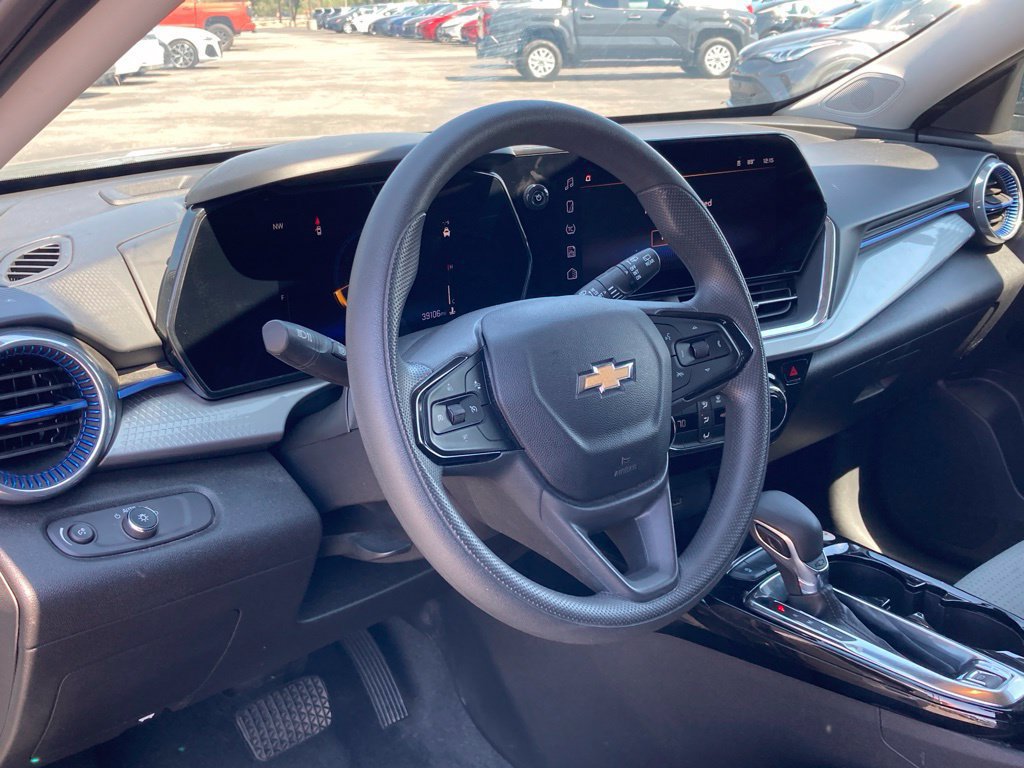 Used 2025 Chevrolet Trax LT FWD image 9