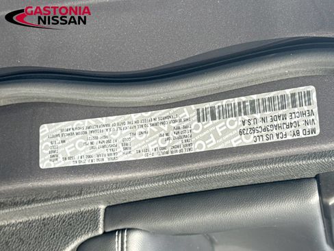 Used 2023 Jeep Grand Cherokee Laredo AWD/4WD image 40