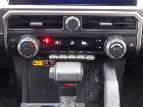 Certified 2025 Toyota 4Runner TRD Off-Road Premium image 31