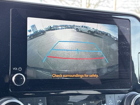 Used 2024 Toyota Highlander LE image 9