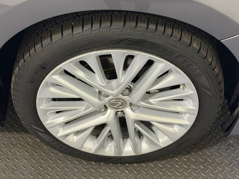 Used 2016 Lexus ES 350 w/ Luxury Package w/Wood Trim image 19