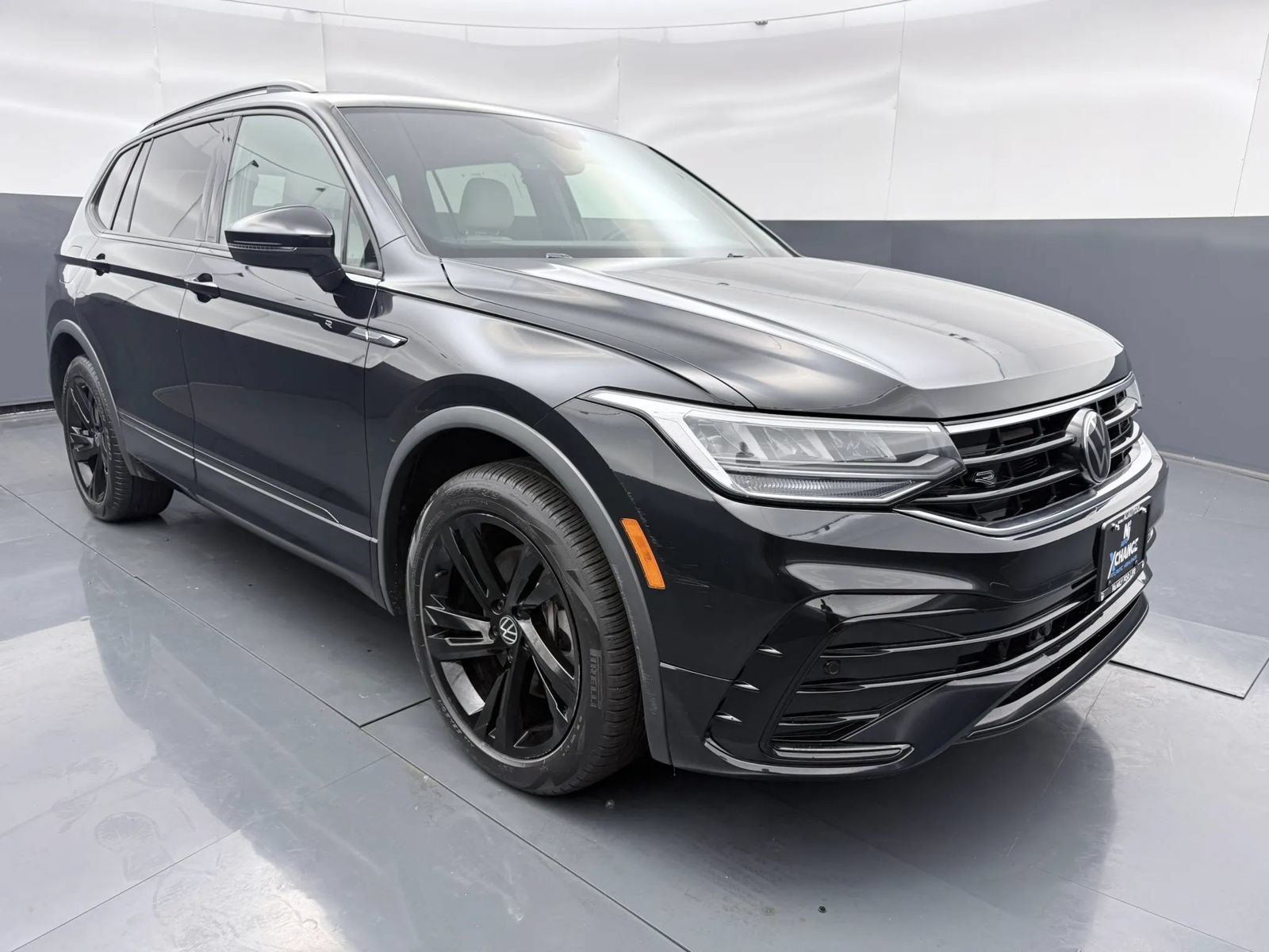Used 2023 Volkswagen Tiguan SE R-Line AWD/4WD image 1