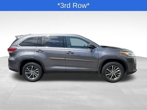 Used 2019 Toyota Highlander XLE AWD/4WD image 3