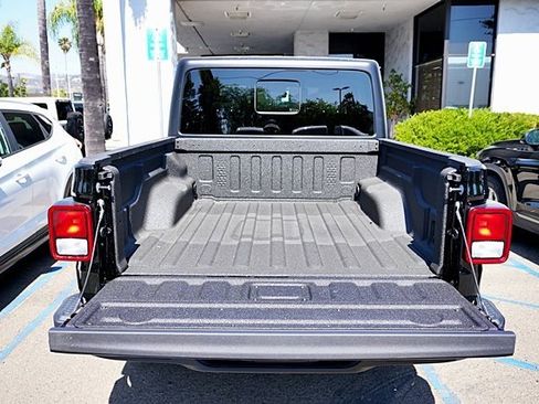 New 2025 Jeep Gladiator Sport image 18