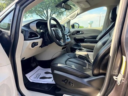 Used 2023 Chrysler Pacifica Touring-L FWD image 13