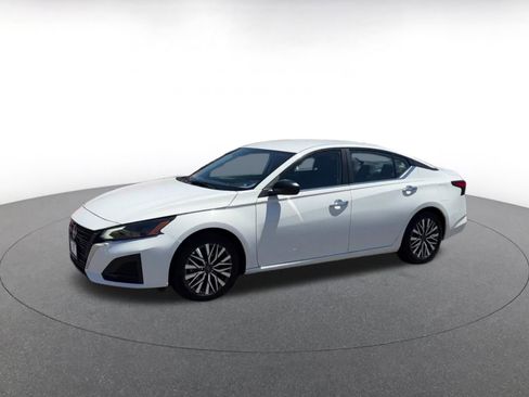 Used 2025 Nissan Altima 2.5 SV FWD image 8