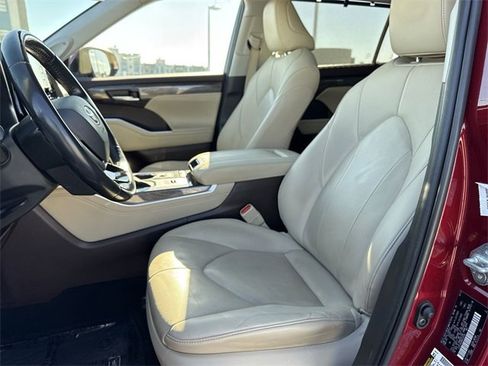 Used 2021 Toyota Highlander Limited image 11