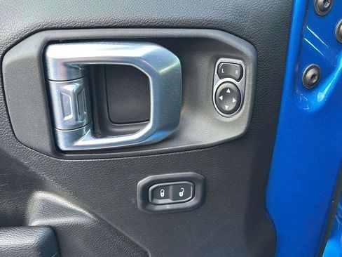 Used 2021 Jeep Gladiator Willys image 17