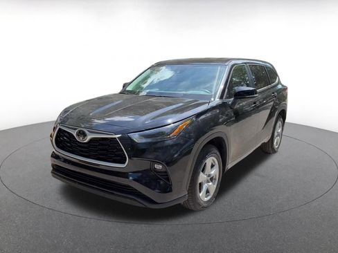 Used 2025 Toyota Highlander LE FWD image 4