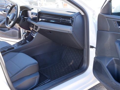 Certified 2025 Volkswagen Jetta SE image 20